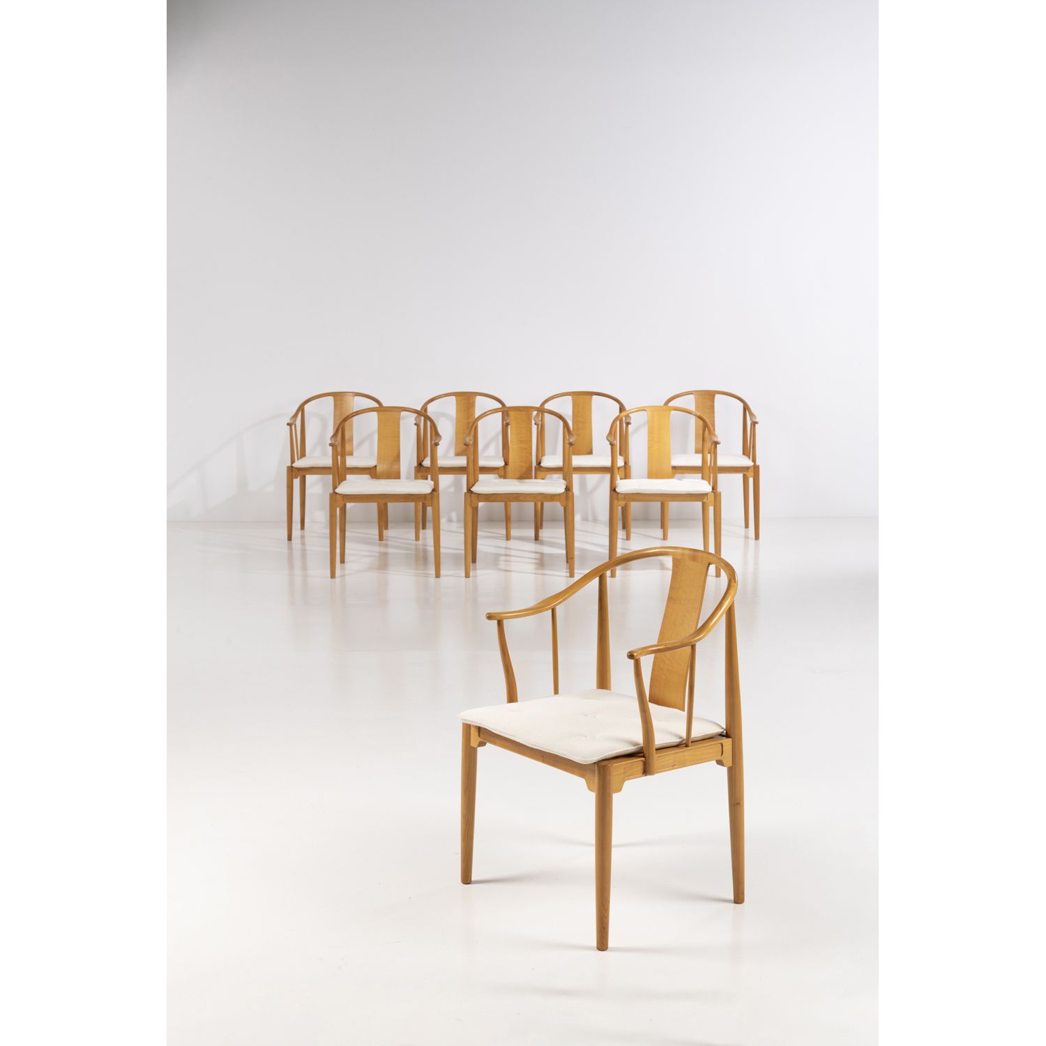 Null Hans J. Wegner (1914-2007)

China

Conjunto de ocho sillones

Arce y textil&hellip;