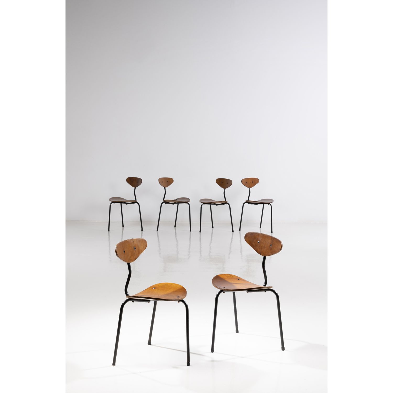 Null 欧内斯特-赛(1913-1964)

独角兽

六把椅子的套间

柚木和金属

设计于1958年

高78×宽49×深47厘米

展览：1958年布鲁&hellip;