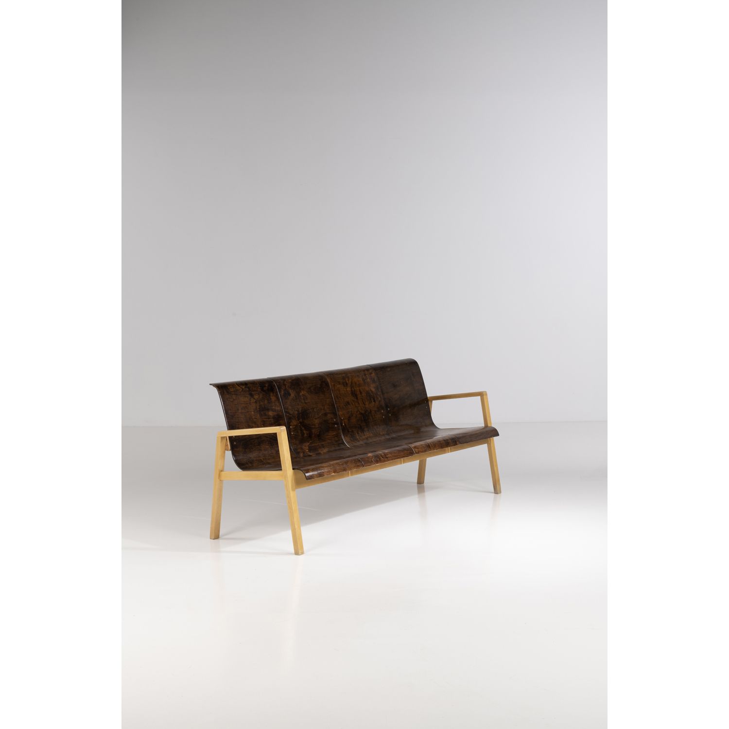 Null Alvar Aalto (1898-1976)

Corridoio

Divano

Legno laminato incollato e legn&hellip;