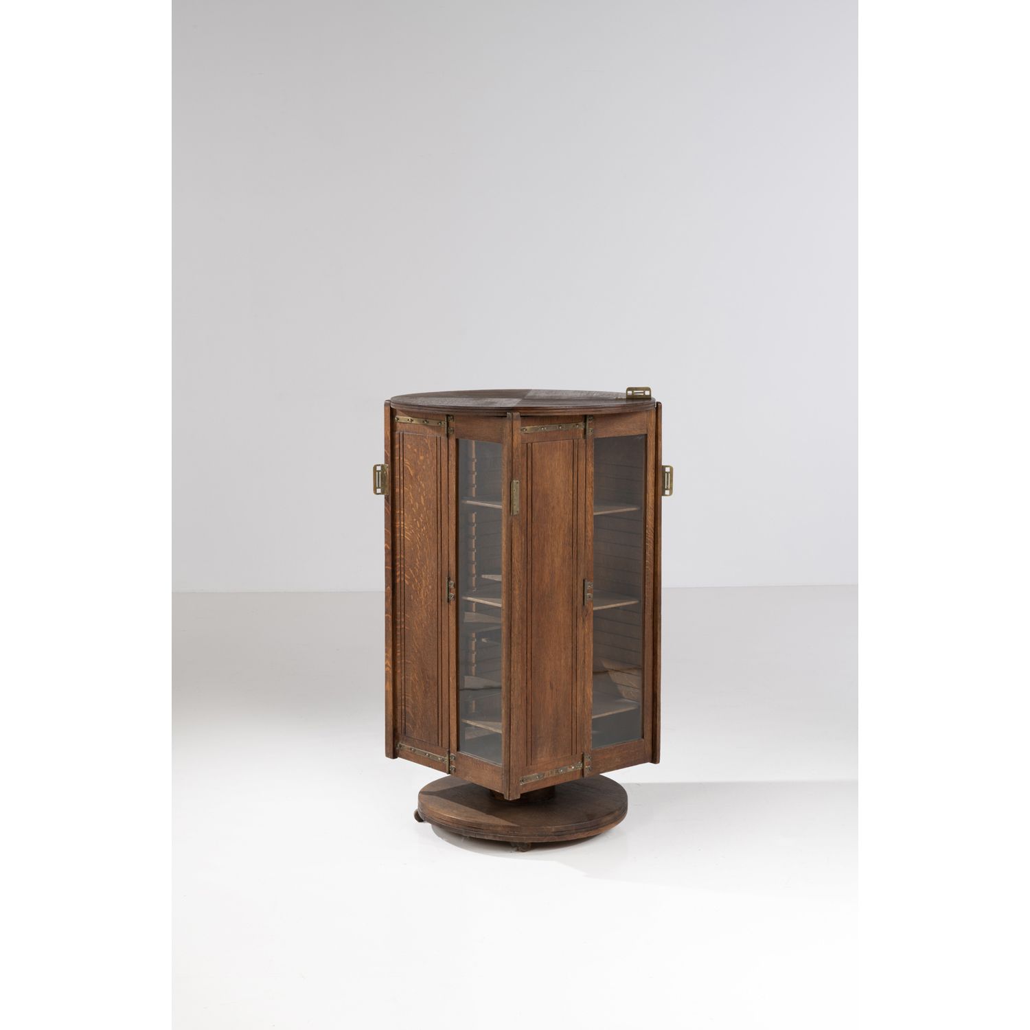 Null 古斯塔夫-塞鲁里耶-波维(1858-1910)

伽玛

旋转式书架

木材、金属和玻璃

1905年左右创建的模型

高113.5 × 直径78厘米&hellip;