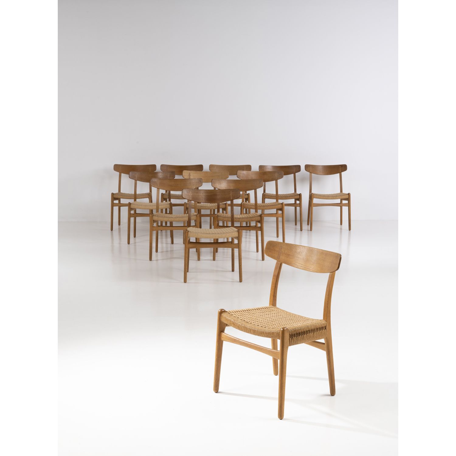 Null Hans J. Wegner (1914-2007)

Modelo n°CH23

Conjunto de doce sillas

Roble y&hellip;