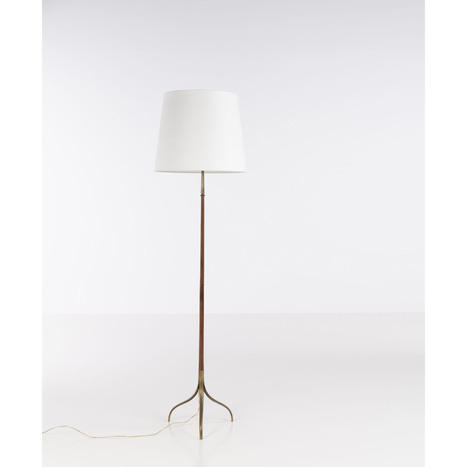 Null Giuseppe Ostuni (20th c.)

Model n° 326

Floor lamp

Brass, walnut and fabr&hellip;