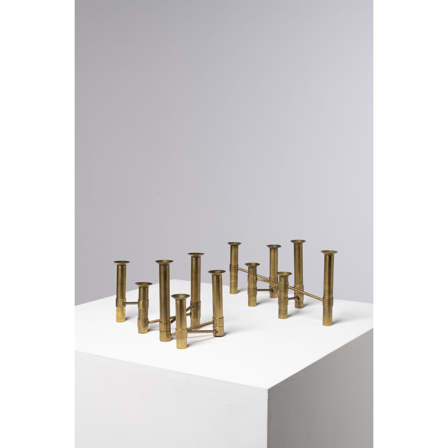 Null 塔皮奥-维尔卡拉(1915-1985)

不停地

一对烛台

黄铜

Kultakeskus版

设计于20世纪70年代

高14×宽25.5至50&hellip;