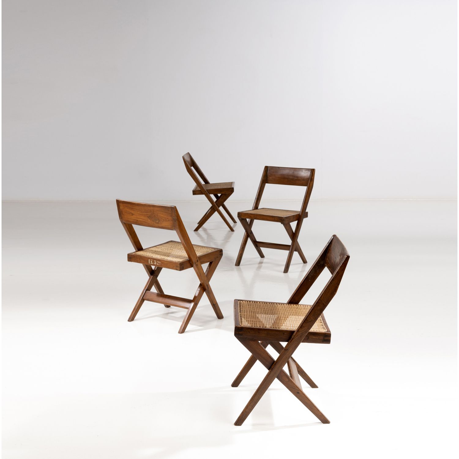 Null ƒ Pierre Jeanneret (1896-1967)

一套四把的图书馆椅子

柚木和藤条

一把椅子上画有 "LE 528 "的字样。

创&hellip;