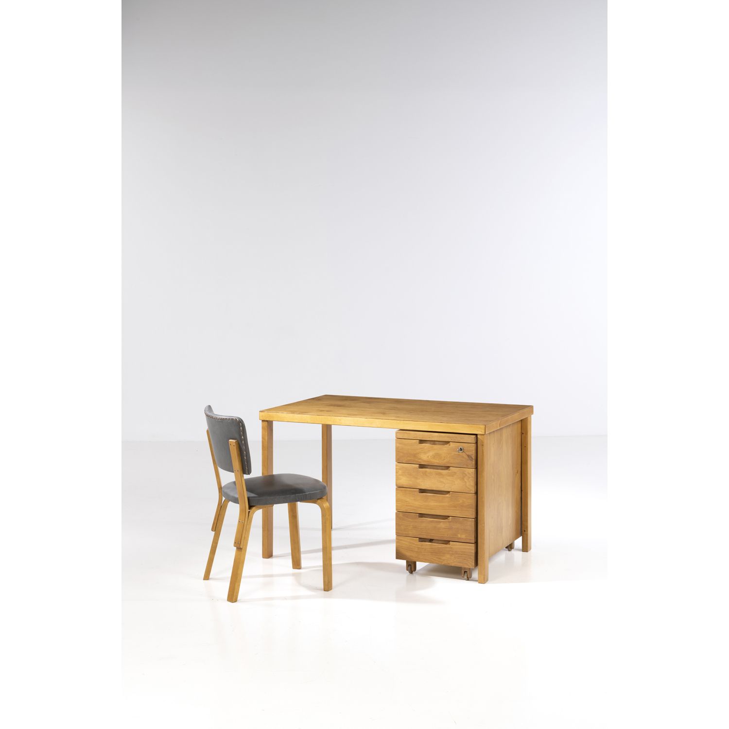 Null 阿尔瓦-阿尔托（1898-1976）

书桌和椅子

桦木和纺织品

设计于1940年代

书桌：高72×宽74×深70厘米

椅子：高78×宽47×&hellip;