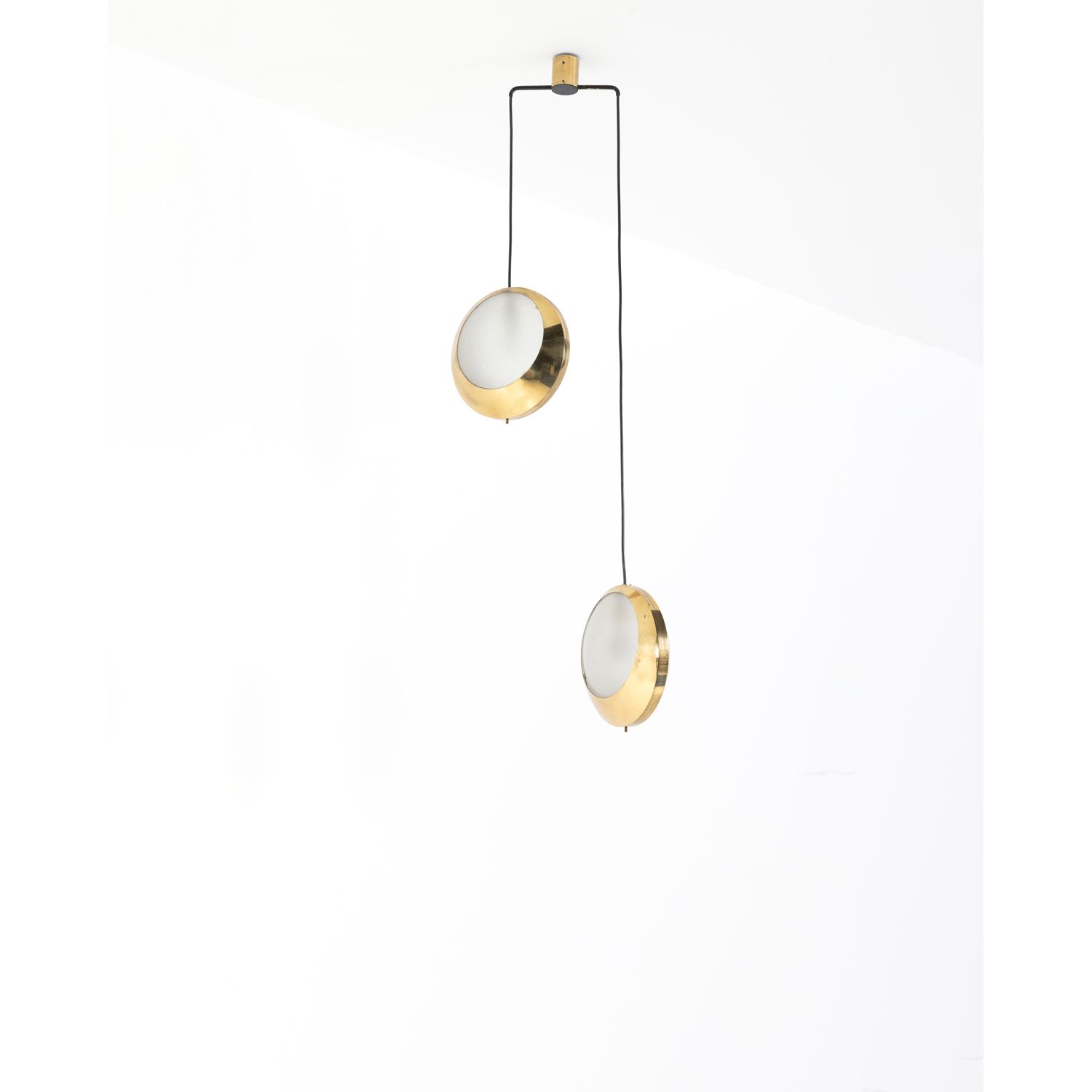 Null 斯蒂尔诺沃 (20岁)

吊灯

黄铜和喷砂玻璃

斯蒂尔诺沃版

创建于1950年代的模型

高（可调）150 × Ø（反射器）32厘米