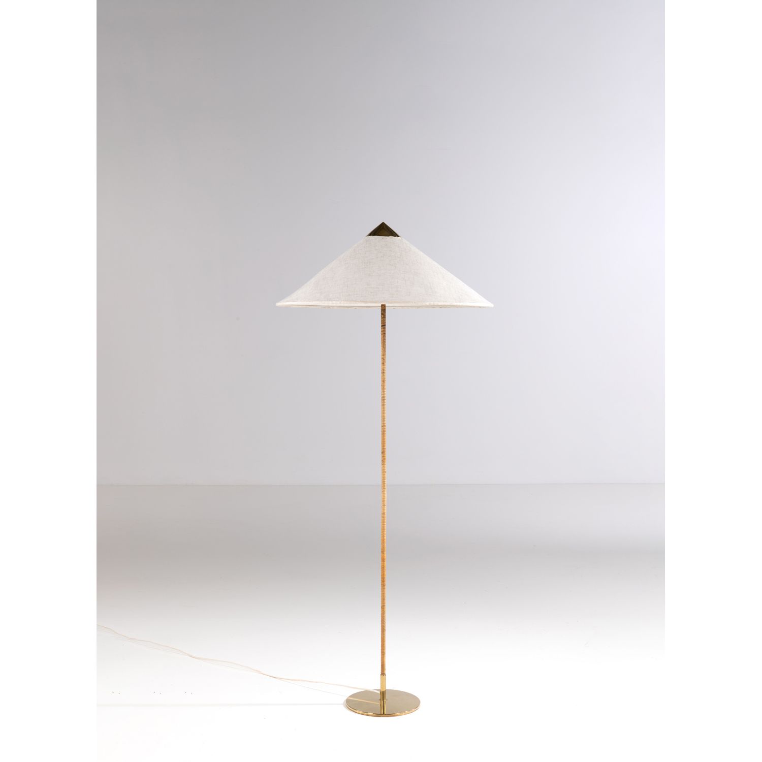 Null Paavo Tynell (1890-1973)

Modèle n° 9602

Lampadaire

Laiton, rotin et text&hellip;