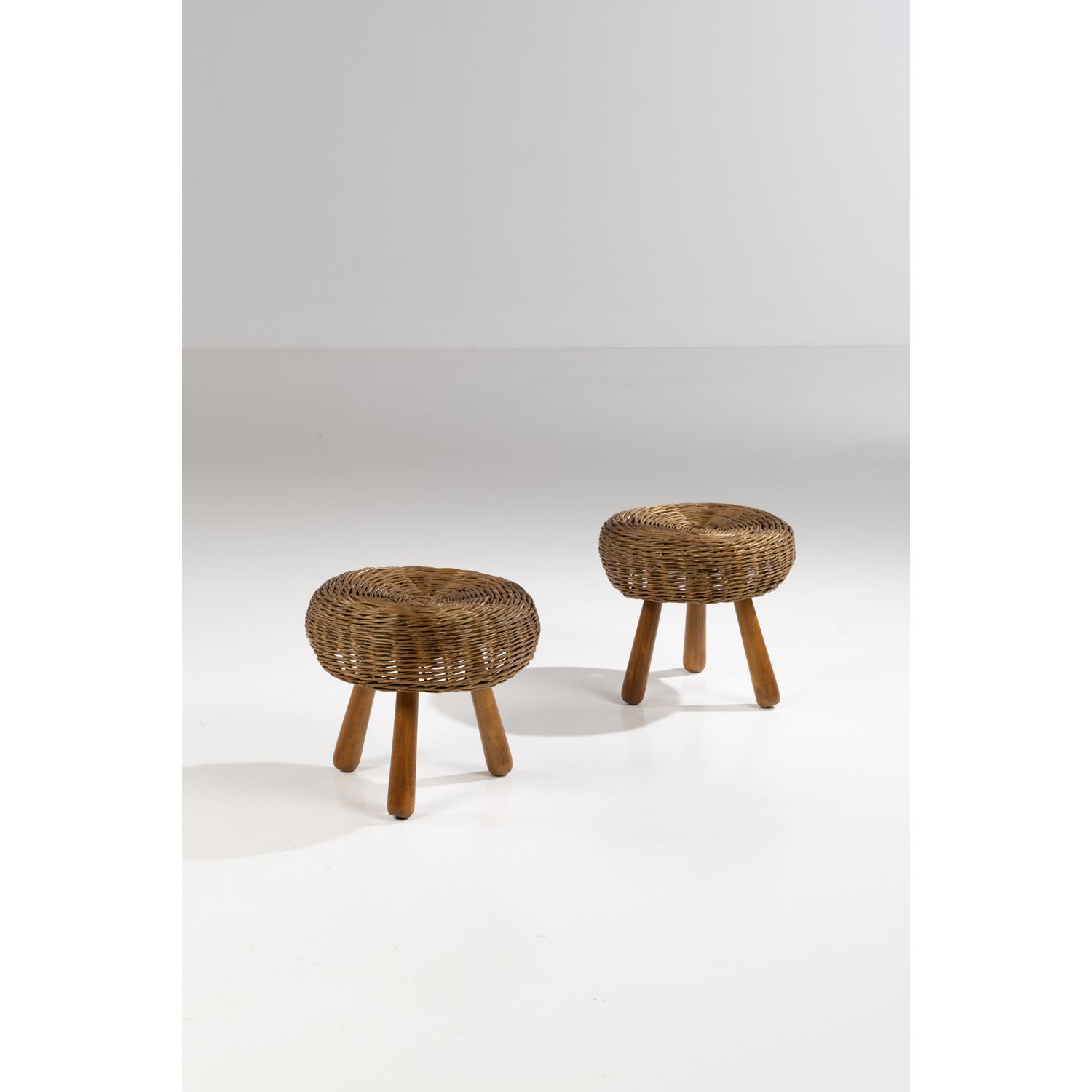 Null 托尼-保罗（1918-2010）

一对凳子

胡桃木和藤条

创建于1950年代的模型

高30.5 × 直径34.5厘米