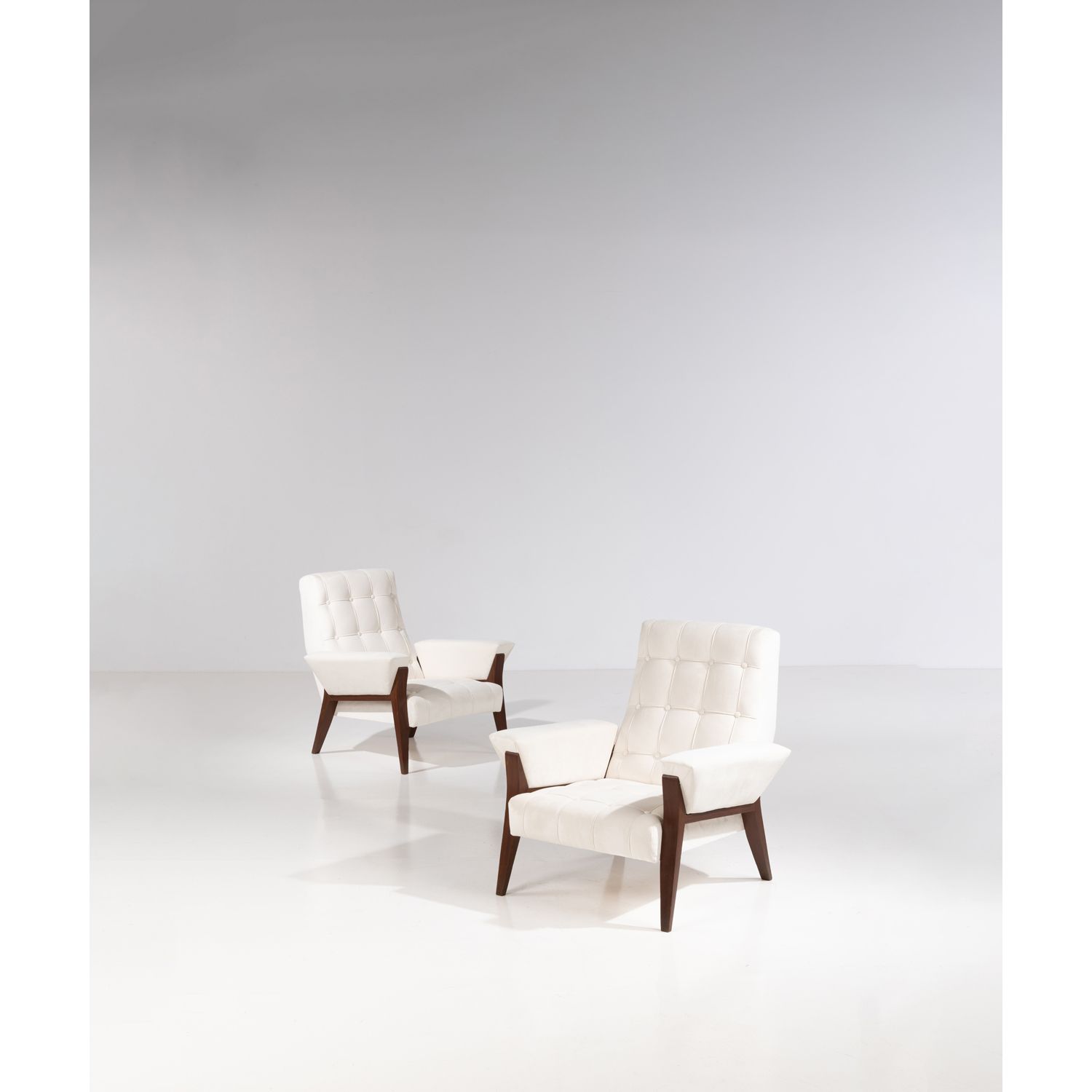 Null 意大利作品（XX

e

)

一对扶手椅

胡桃木和纺织品

1955年左右创建的模型

高82×宽80×深77厘米