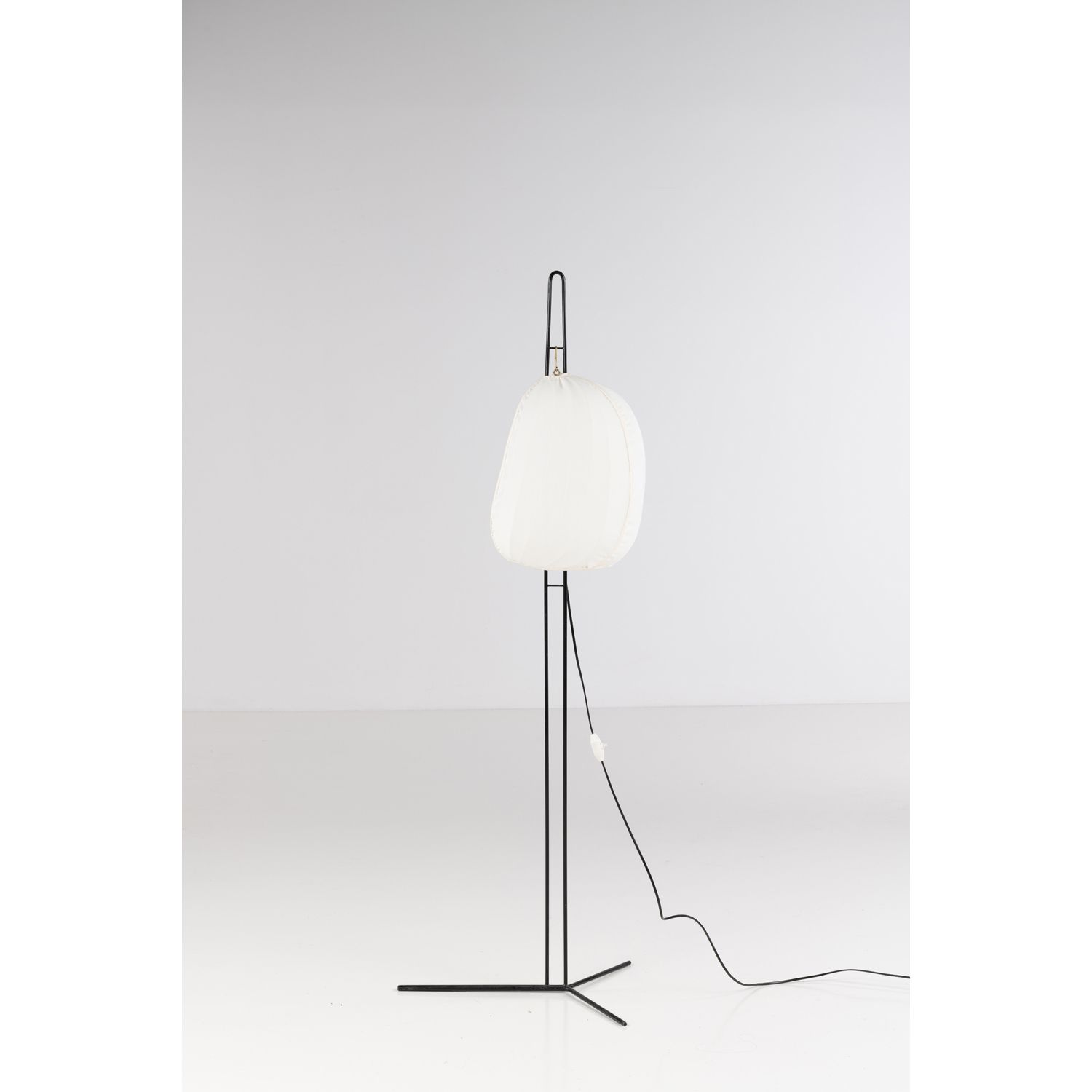 Null Hans Bergström (1910-1996)

Floor lamp

Lacquered metal, brass and fabric

&hellip;