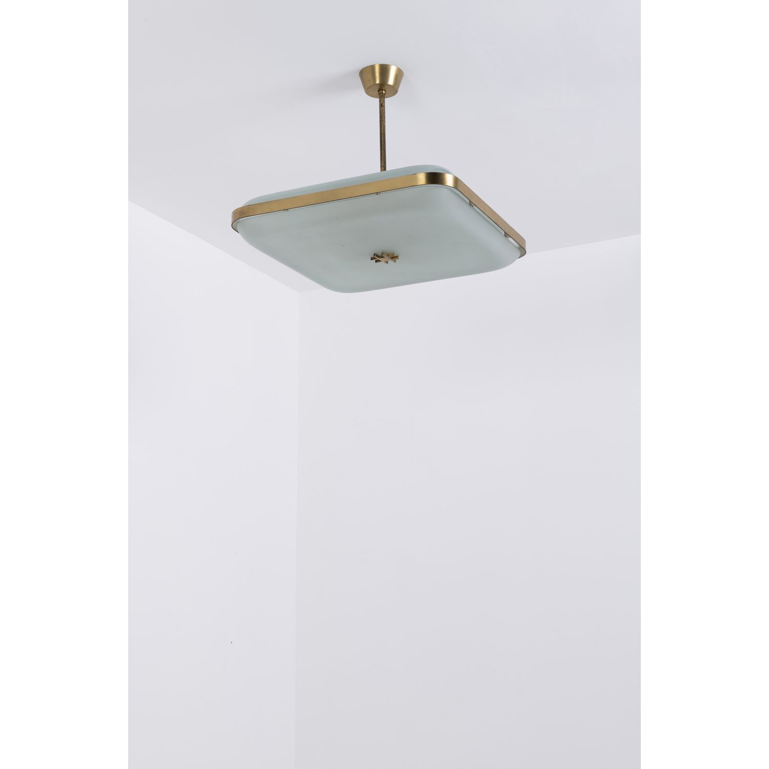 Null Max Ingrand (1908-1969)

Model n°2022

Suspension

Brass, glass and frosted&hellip;