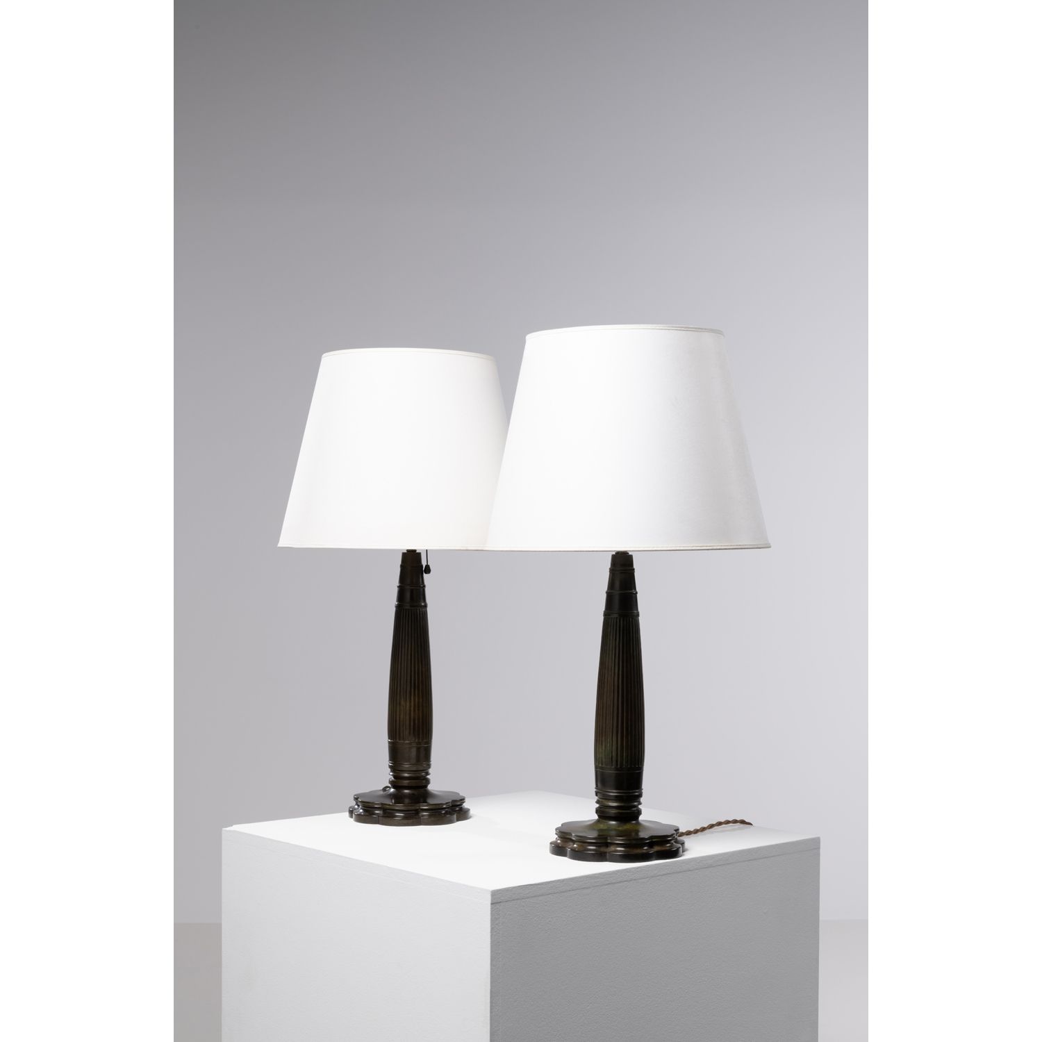 Null Just Andersen (1884-1943)

Model 1857

Pair of table lamps

Patinated metal&hellip;