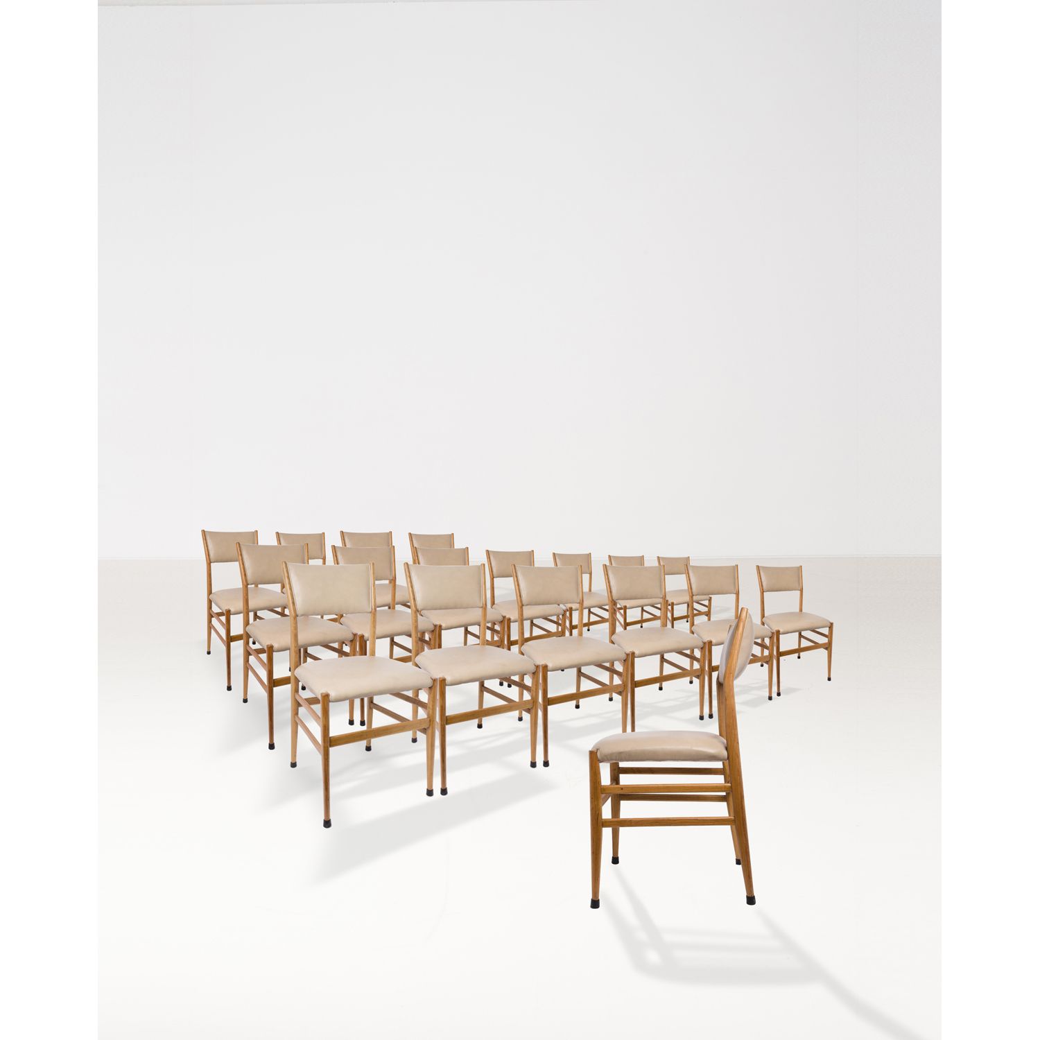 Null 吉奥-庞蒂 (1891-1979)

型号 643-3

十八张椅子的套间

白蜡和仿皮

卡西纳版

1954年左右创建的模型

高83×宽43×深&hellip;