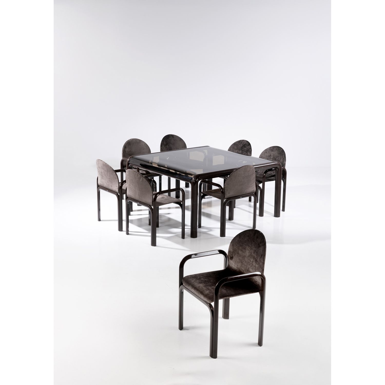 Gae Aulenti (1927-2012) Ensemble de huit fauteuils et une table Gae Aulenti (192&hellip;