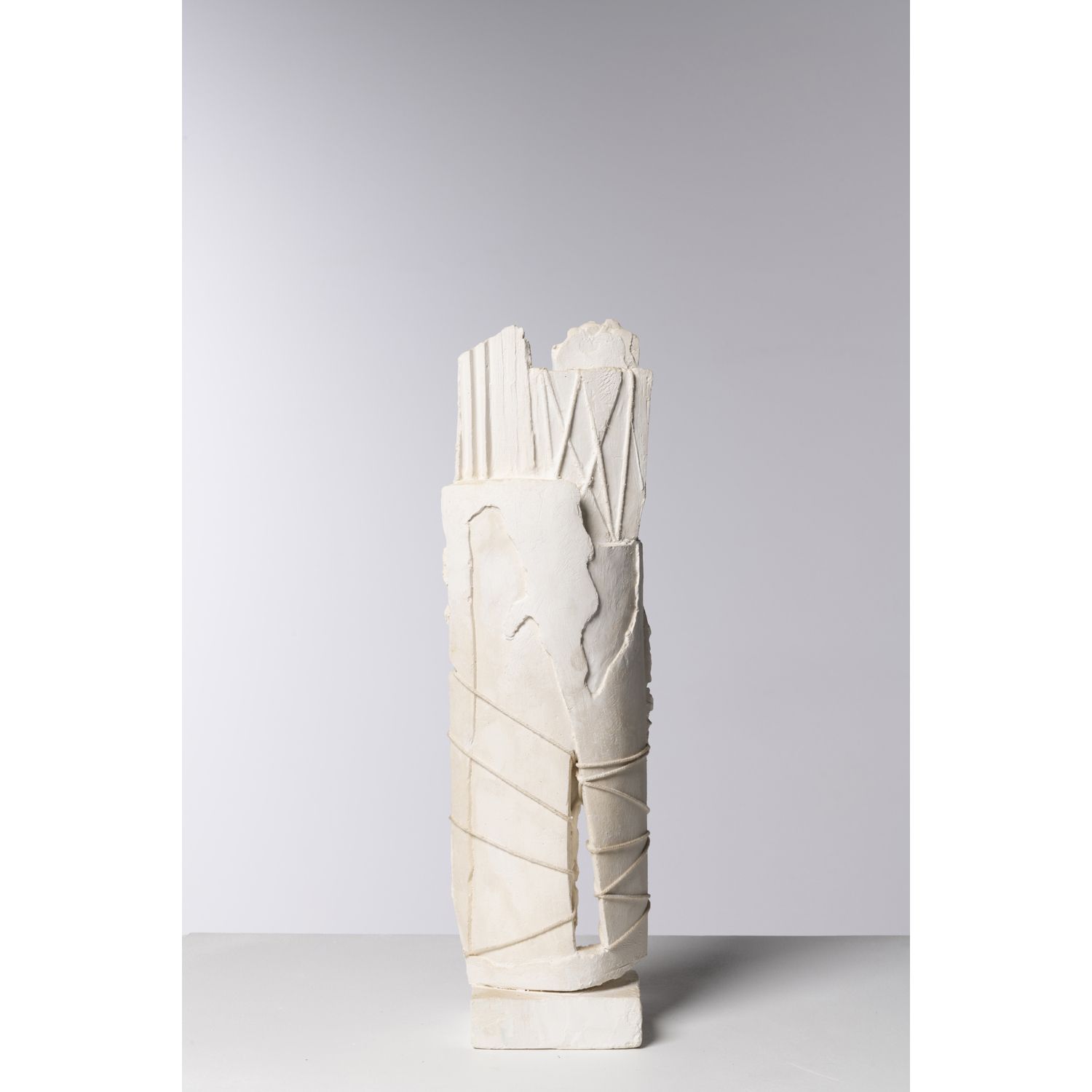 Viviane Hayez (1930-2017) Sculpture 维维安-哈耶兹（1930-2017）

雕塑

石膏和棉线

底座下有签名 "V.Hay&hellip;