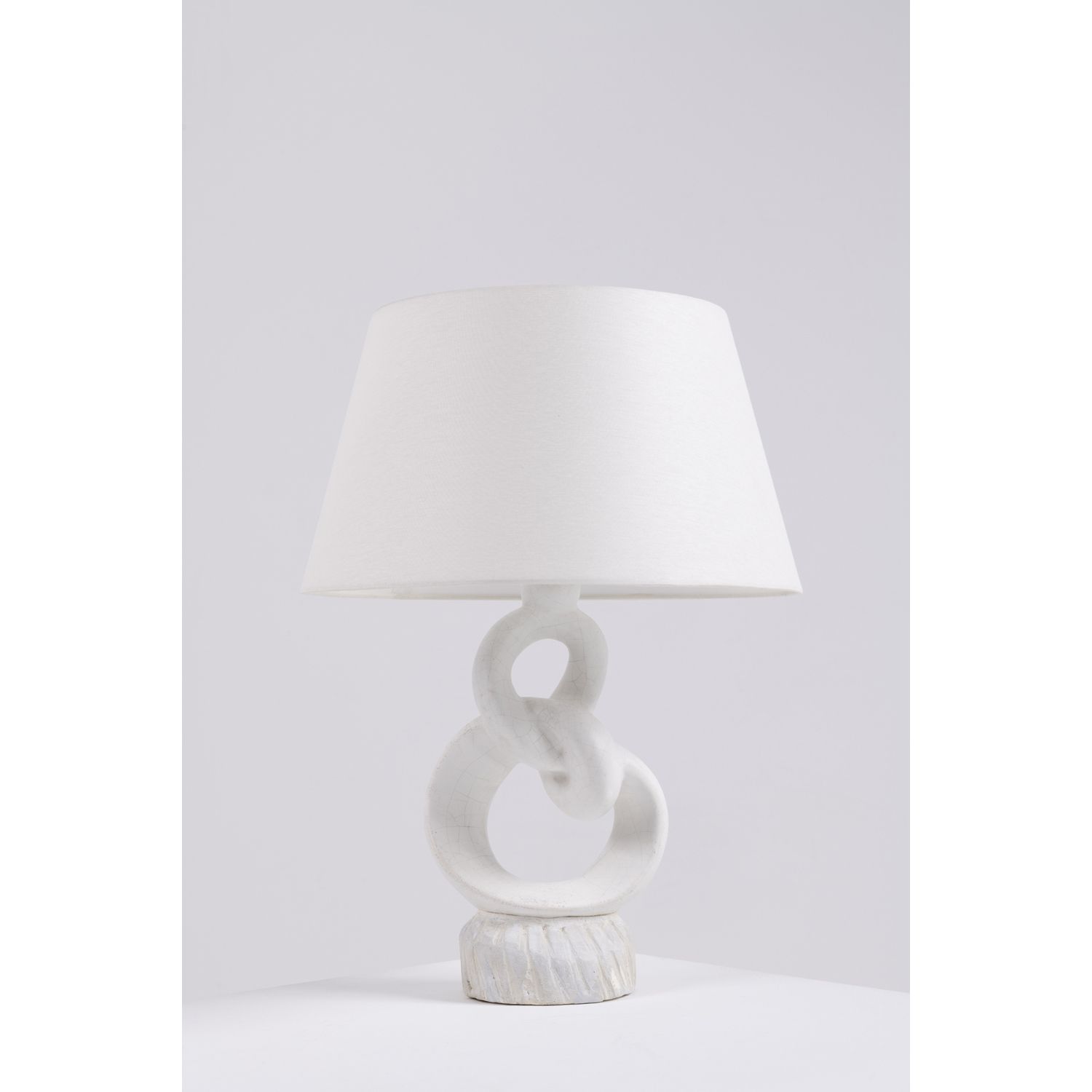 Travail français (XXe) Lampe 法国作品（20世纪）

灯具

釉面陶瓷和石膏

1940年左右创建的模型

底座：高29.5×宽17&hellip;