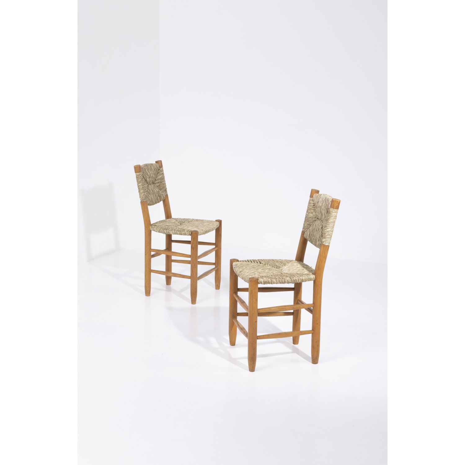 Charlotte Perriand (1903-1999) Paire de chaises modèle n°19 dites 'Bauche' 夏洛特-佩&hellip;