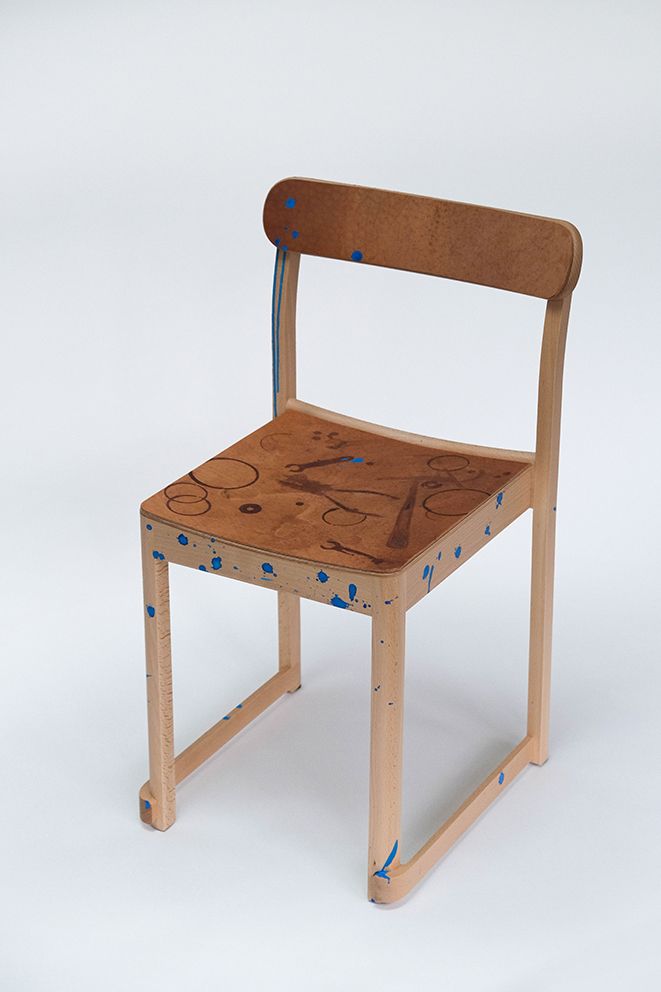 Studio NOCOD 锈蚀



"Atelier椅子的出现是对我们的一个邀请，让我们去探索铜绿的丰富叙事性。我们的灵感直接来自于工匠在车间里的皮围裙--以&hellip;