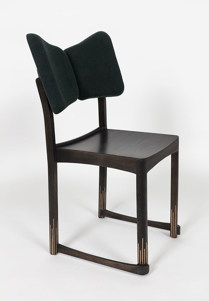 Pierre Yovanovitch 乔乔山



这把椅子以《蝴蝶夫人》中的主角命名，将山毛榉框架的坚固性与蝴蝶飞翔的美学特征相结合。腿的顶部和座椅导轨的底部&hellip;