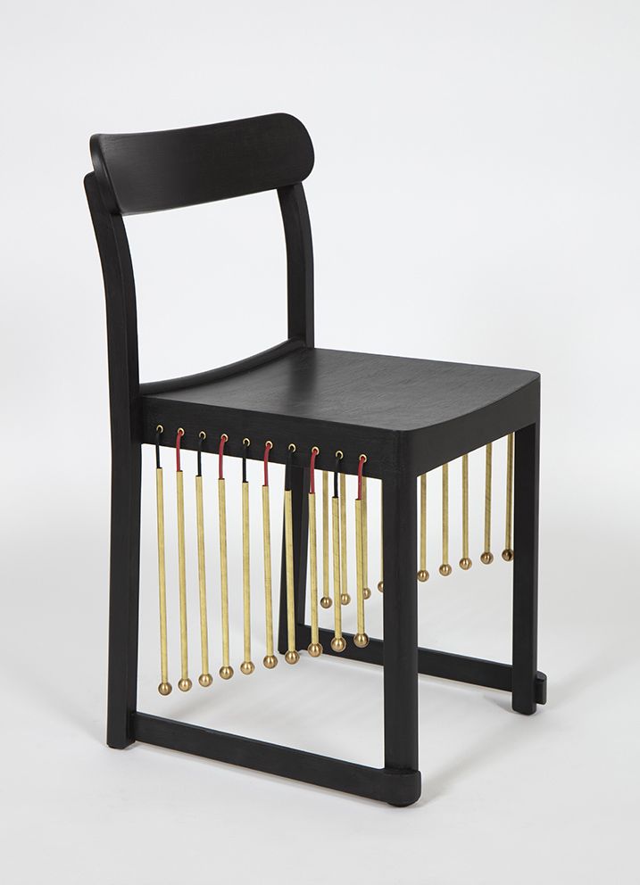 Olivier Gagnère 音乐椅 



这把Atelier椅子经过了广泛、精细和彻底的打磨，去掉了原来的清漆，然后涂上了带有轻微铜锈的亚光缎面漆，使其看&hellip;