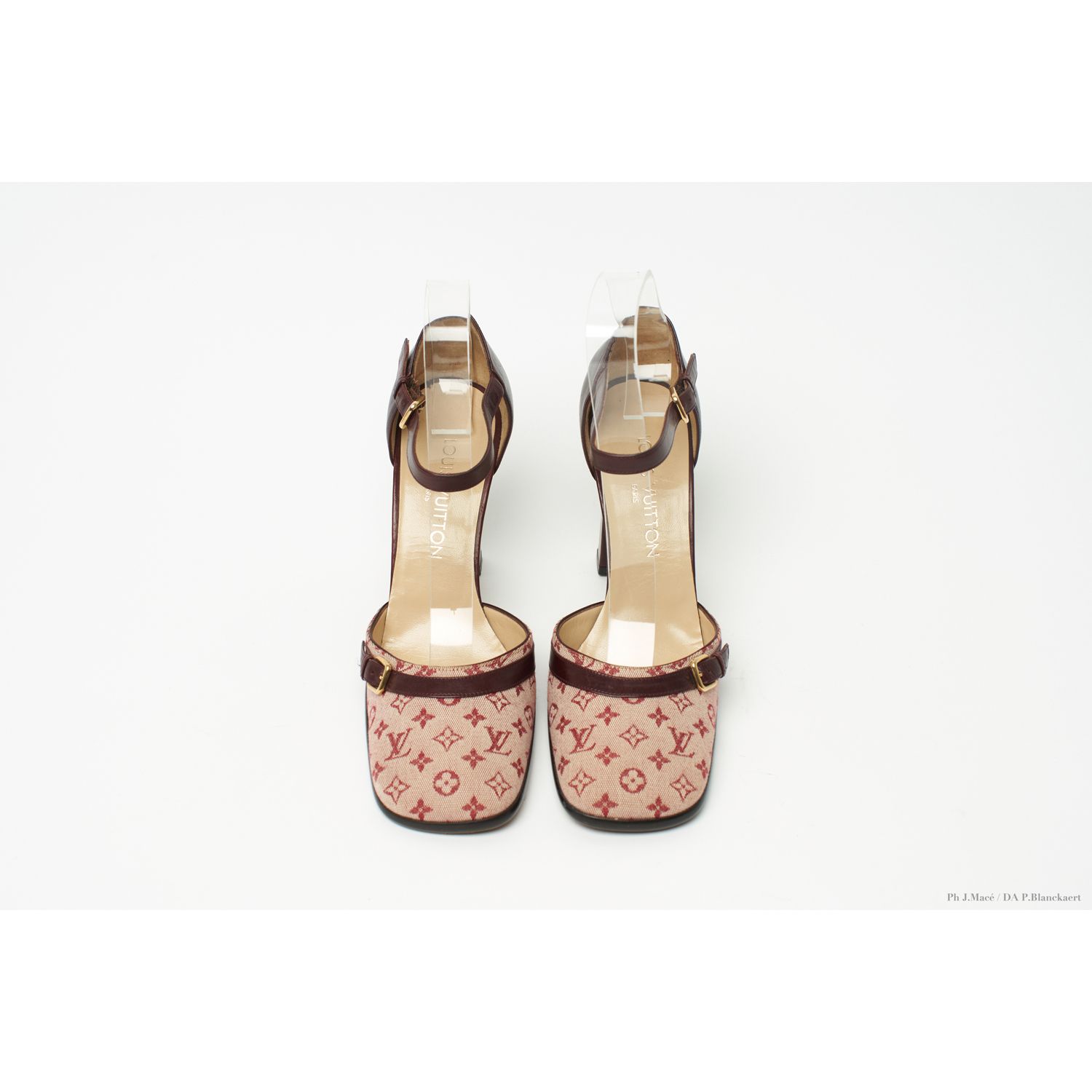 LOUIS VUITTON X MARC JACOBS PAIRE de SOULIERS à hauts talons en toile Monogram M&hellip;