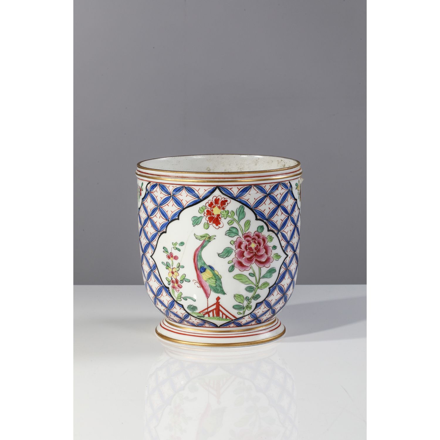 Cache-pot en porcelaine à décor de grillage et réserve de fleurs Samson XIXe Cac&hellip;