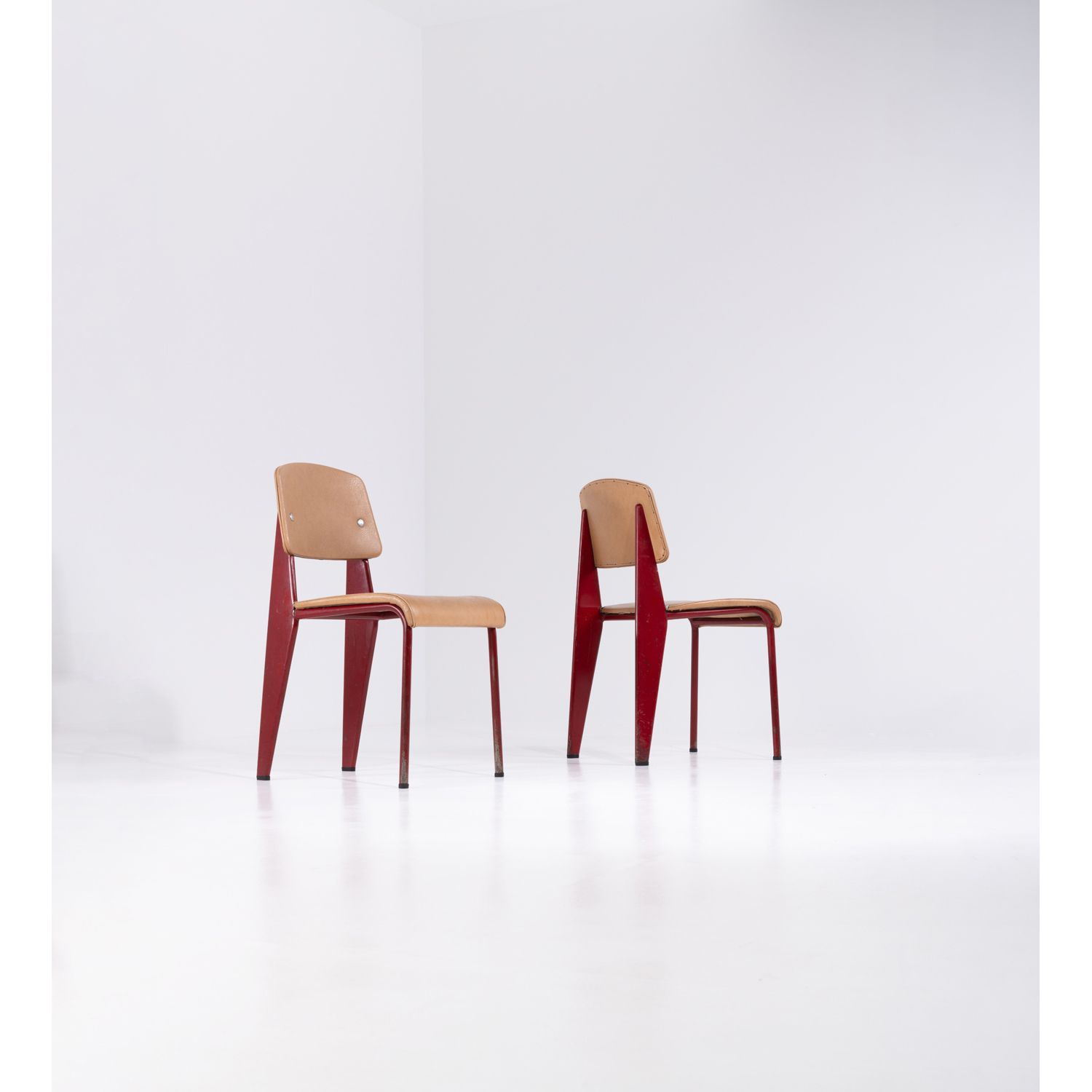 Jean Prouvé (1901-1984) Paire de chaises modèle Métropole n°306 让-普鲁维(1901-1984)&hellip;