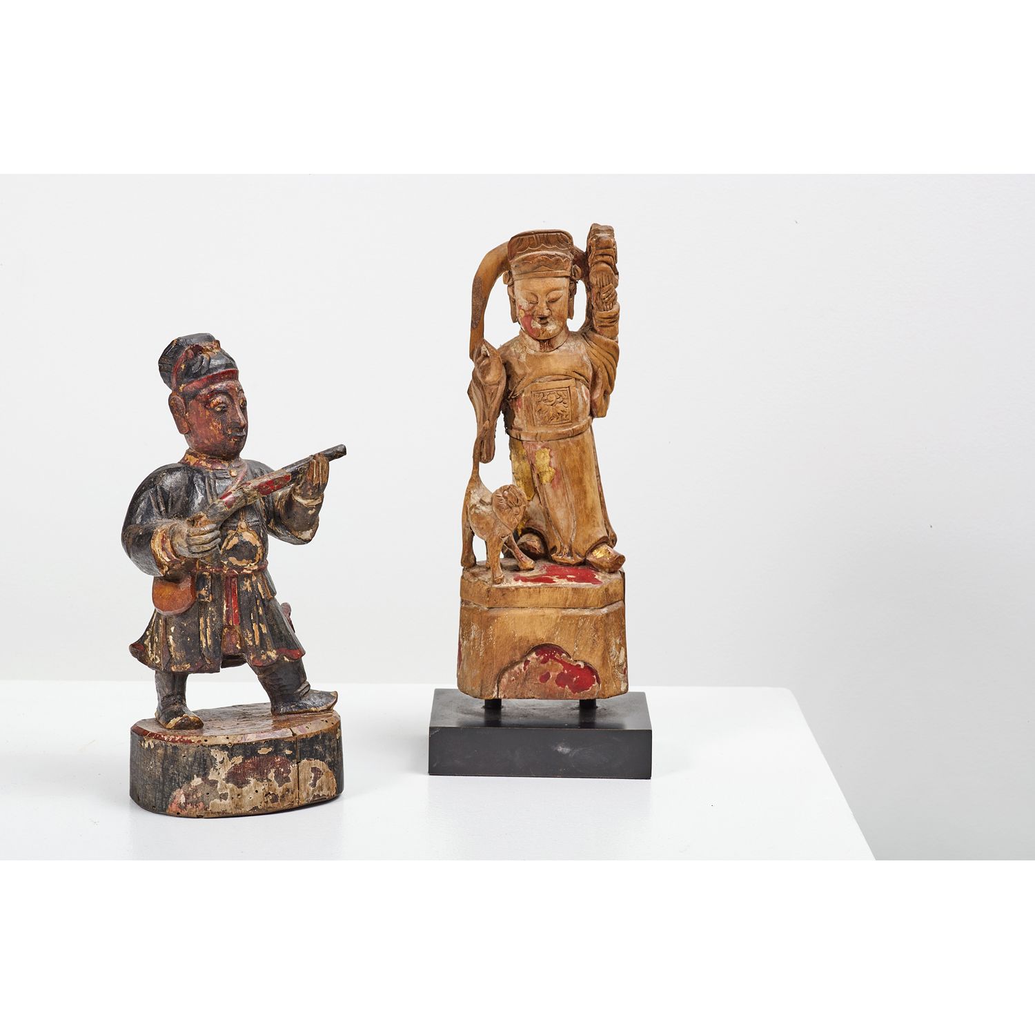Chine vers 1900, Deux sujets en bois laqué et polychrome représentant une divini&hellip;