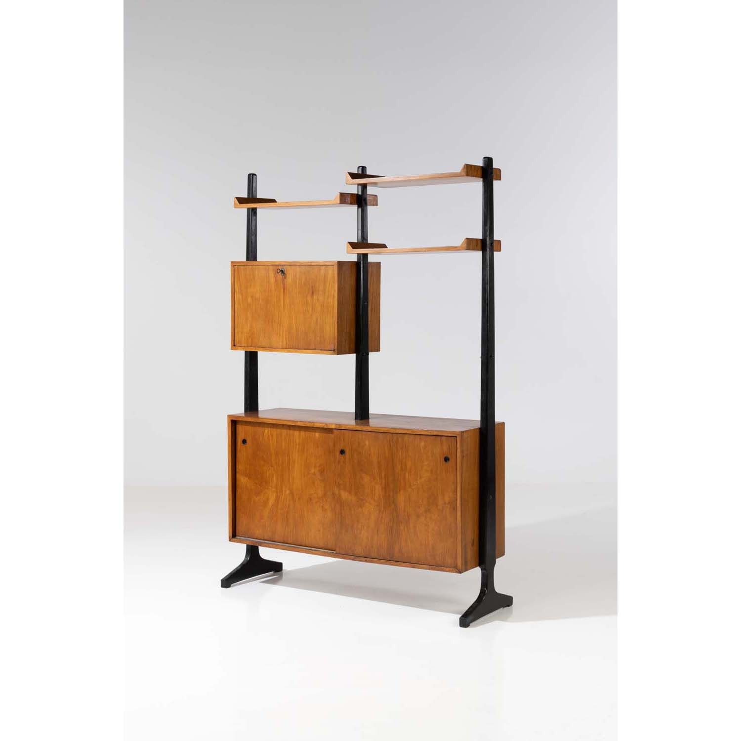 Null Martin Eisler (1913-1977)
Bookcase
Caviuna and lacquered metal
Model create&hellip;