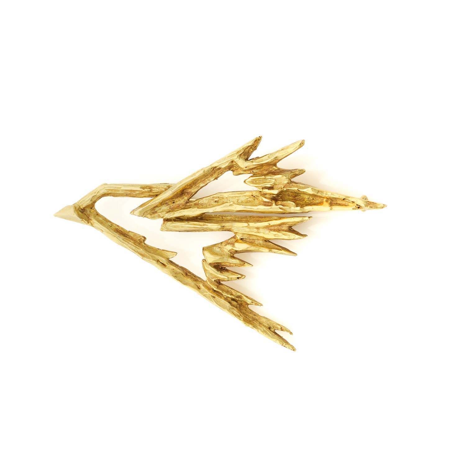 Null CHAUMET, Paris
Circa 1970
Chased 18k (750‰) yellow gold "Oiseau" brooch
Sig&hellip;