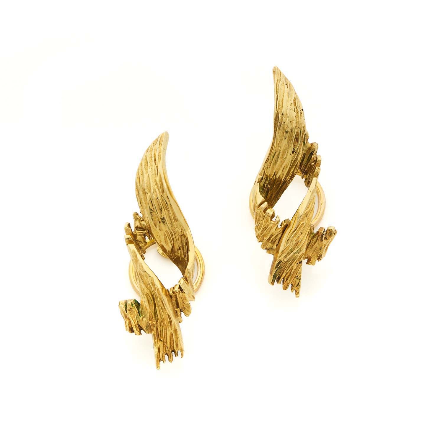 Null CHAUMET, Paris
Circa 1970-80
Pair of chased 18k (750‰) yellow gold ear clip&hellip;