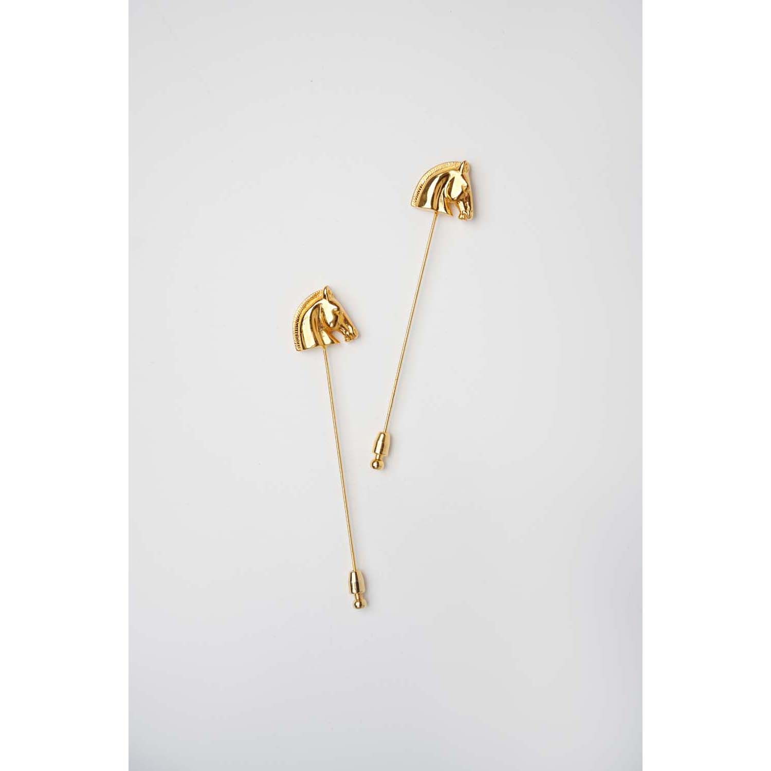 Null 爱马仕，巴黎
两个镀金金属 "马头 "领带夹
已签名，Arthus Bertrand 版
尺寸：8.5 x 1.8 厘米