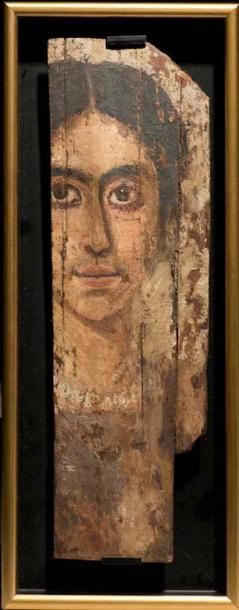 Portrait du Fayoum. Il est peint du buste d?une femme, les cheveux séparés par u&hellip;