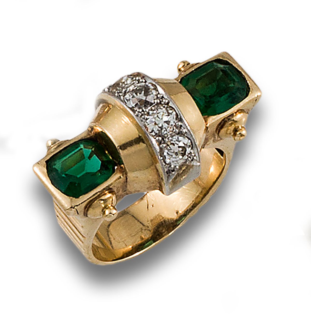 169 CHEVALIER RING GOLD DIAMONDS GLASS 18K黄金和18K白金的Chevalier戒指，中央镶有老式切割钻石和绿色祖母绿切&hellip;