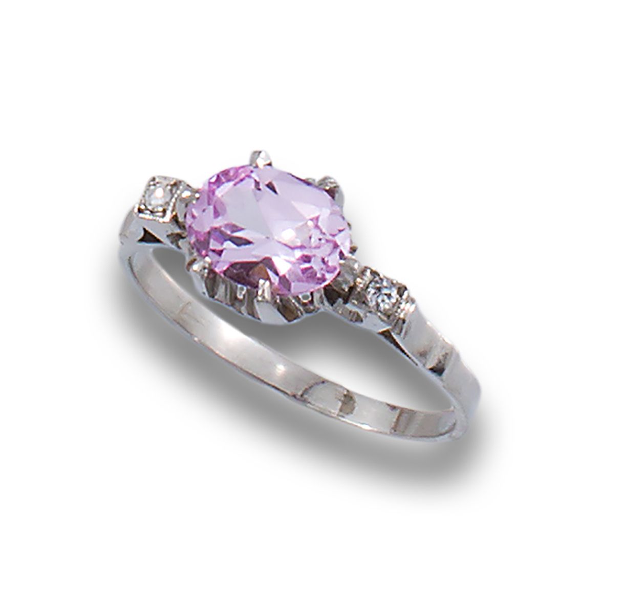 PINK FRANCE OVAL PLATINUM RING 铂金戒指，中心为法国玫瑰，椭圆形切割 .