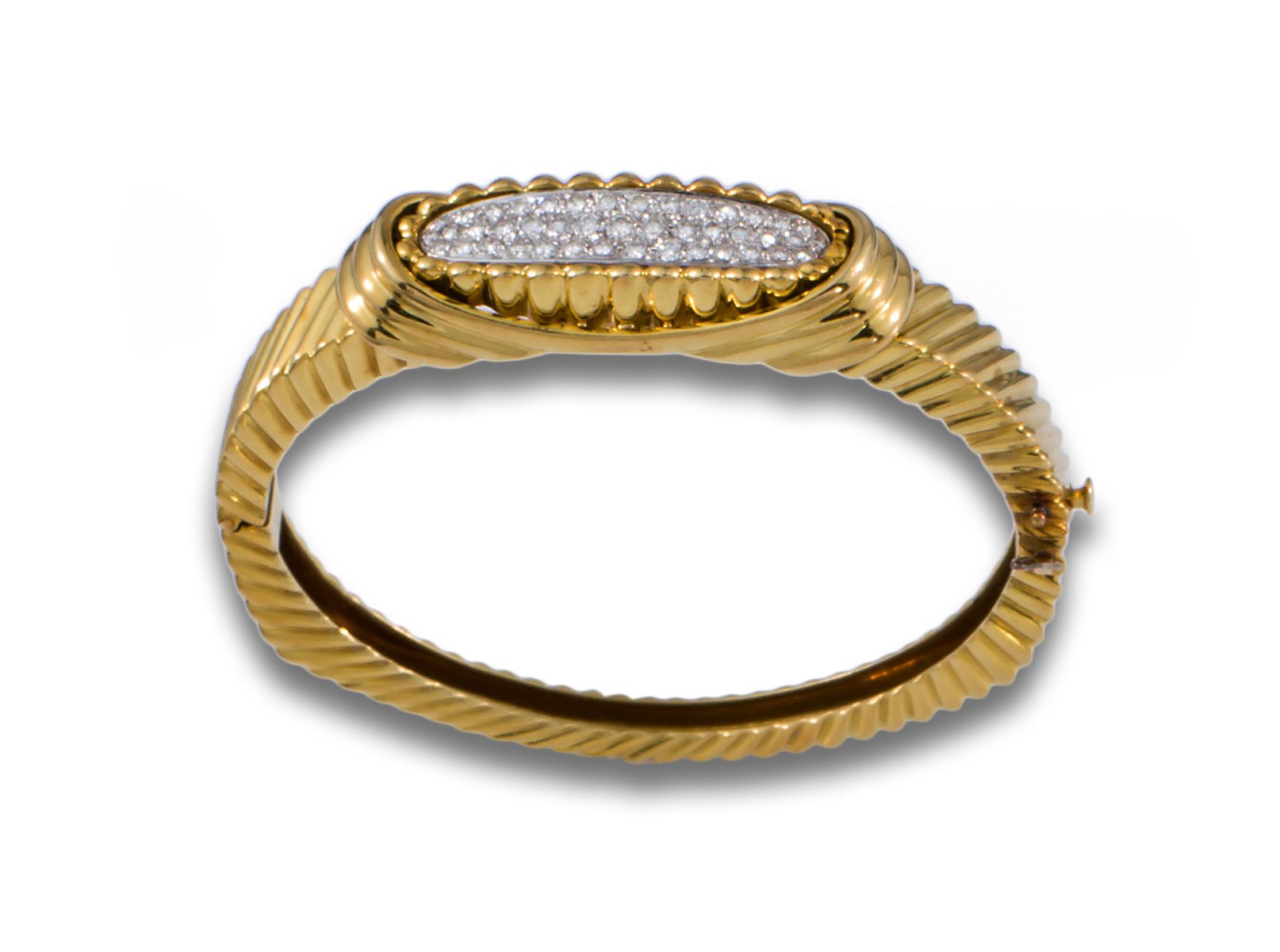 RIGID BRACELET GOLD HENS DIAMONDS 18K黄金和白金手镯，中央镶有钻石的椭圆形图案，明亮式切割钻石 .