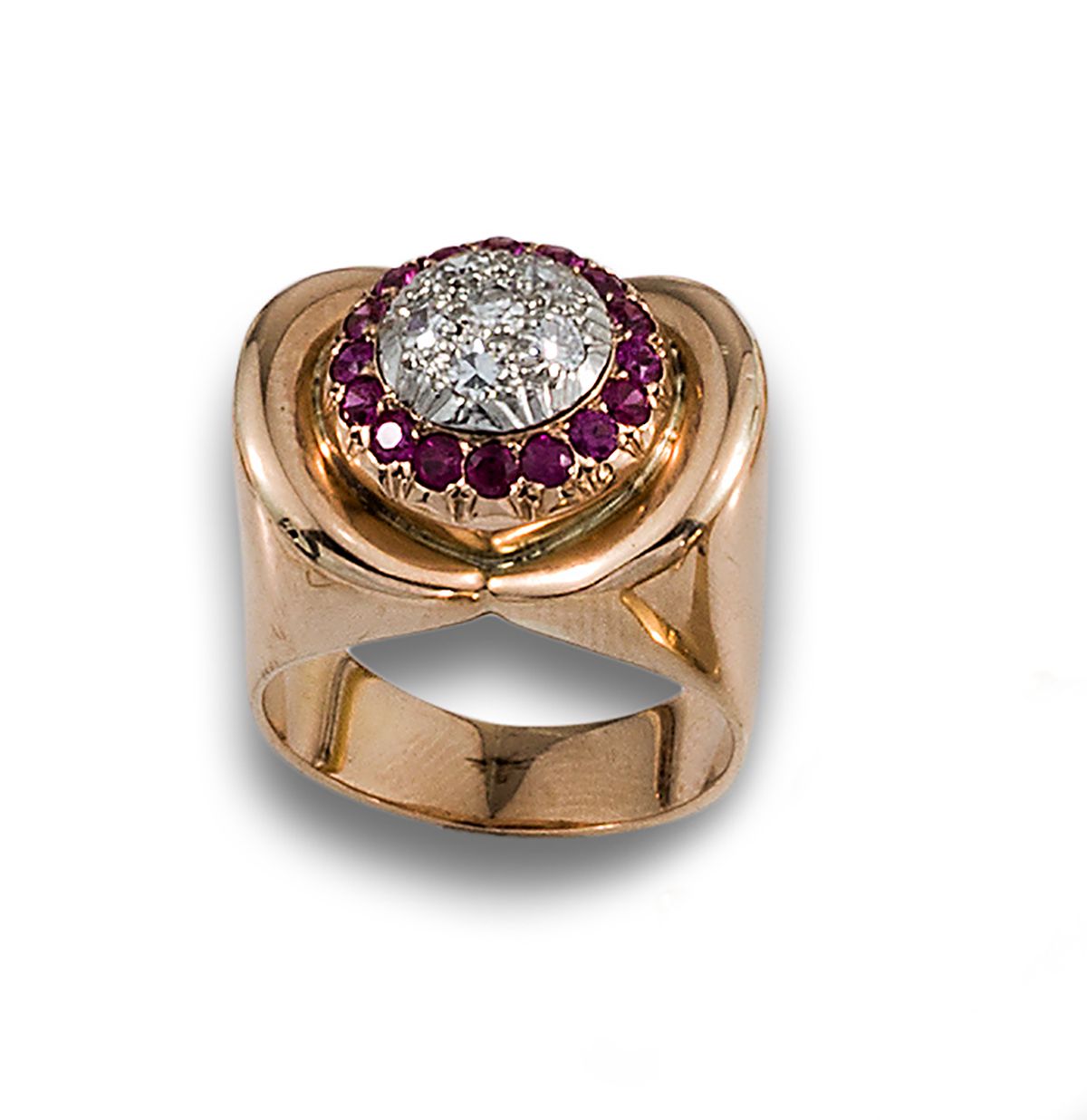 RING CHEVALIER GOLD DIAMONDS RUBIES SYNTHETIC RUBIES Chevalier 18k玫瑰金戒指，中央镶有红宝石，&hellip;