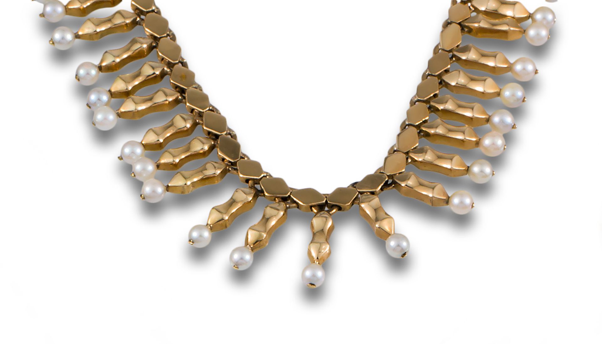 GOLD PEARL BRACELET 18K黄金手镯，图案上面有4毫米的养殖珍珠 .