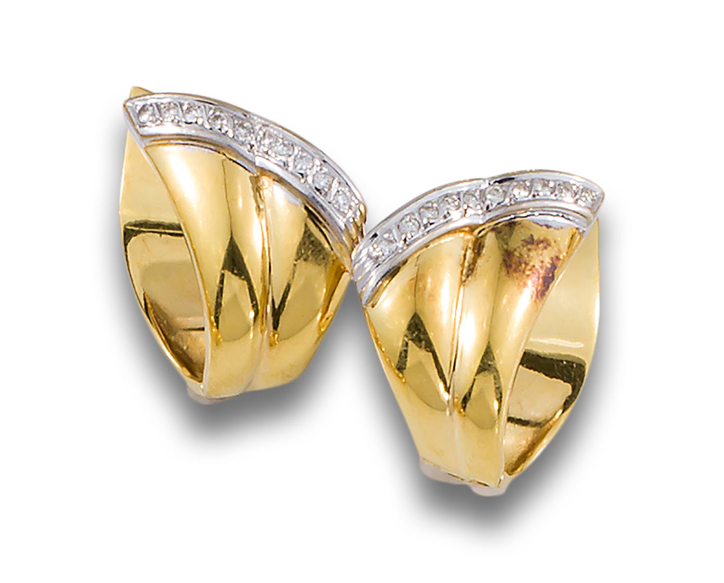 GOLD DIAMOND SCARF EARRINGS ANSORENA 18K黄金耳环，手帕式设计，镶嵌明亮式切割钻石 .