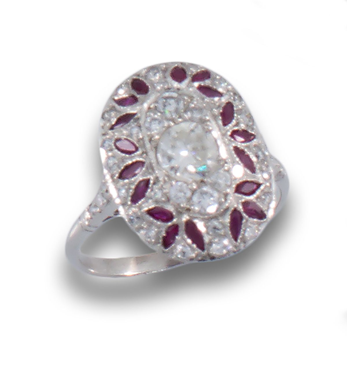 OVAL PLATINUM OVAL RING WITH RUBY DIAMONDS Art Deco 铂金椭圆形梭形戒指，镶有钻石，明亮式切割，边框为小颗粒钻&hellip;