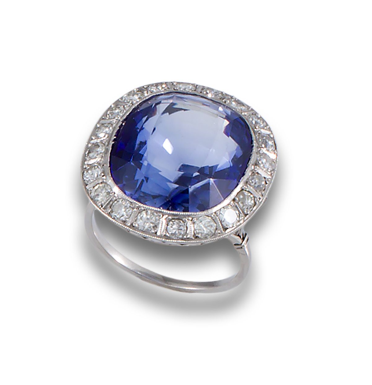58 PLATINUM SAPPHIRE DIAMOND DECO RING 装饰艺术风格的铂金戒指，中间是一颗椭圆形的合成蓝宝石，边上是明亮式切割的钻石。