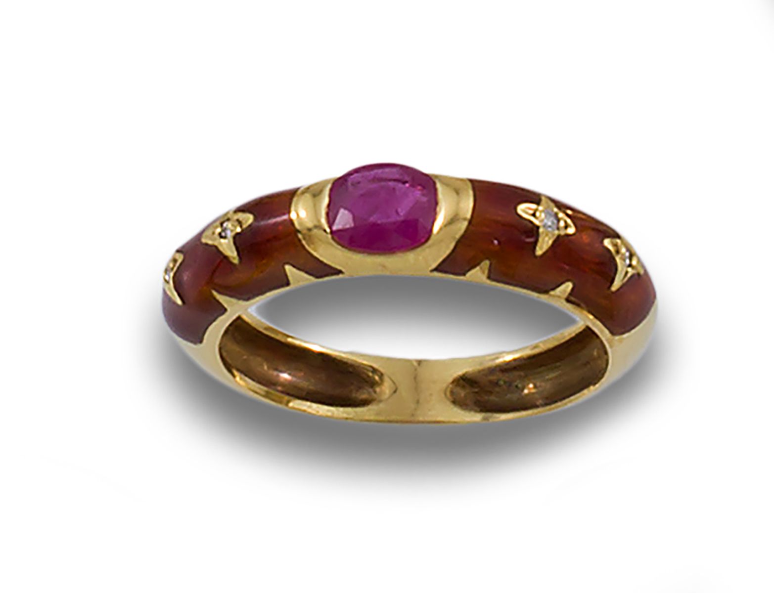 Gold ring rubi esmaltes 18K黄金戒指，中间是椭圆形切割的红宝石，手臂上有精美的火烧珐琅和明亮式切割的星星，镶有钻石。
