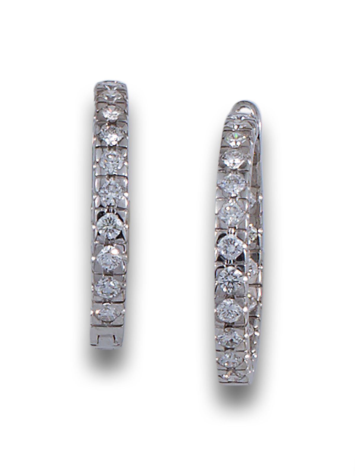HOOPS WHITE GOLD 18K白金耳环，镶有38颗明亮式切割钻石，估计总重量为2.10克拉。