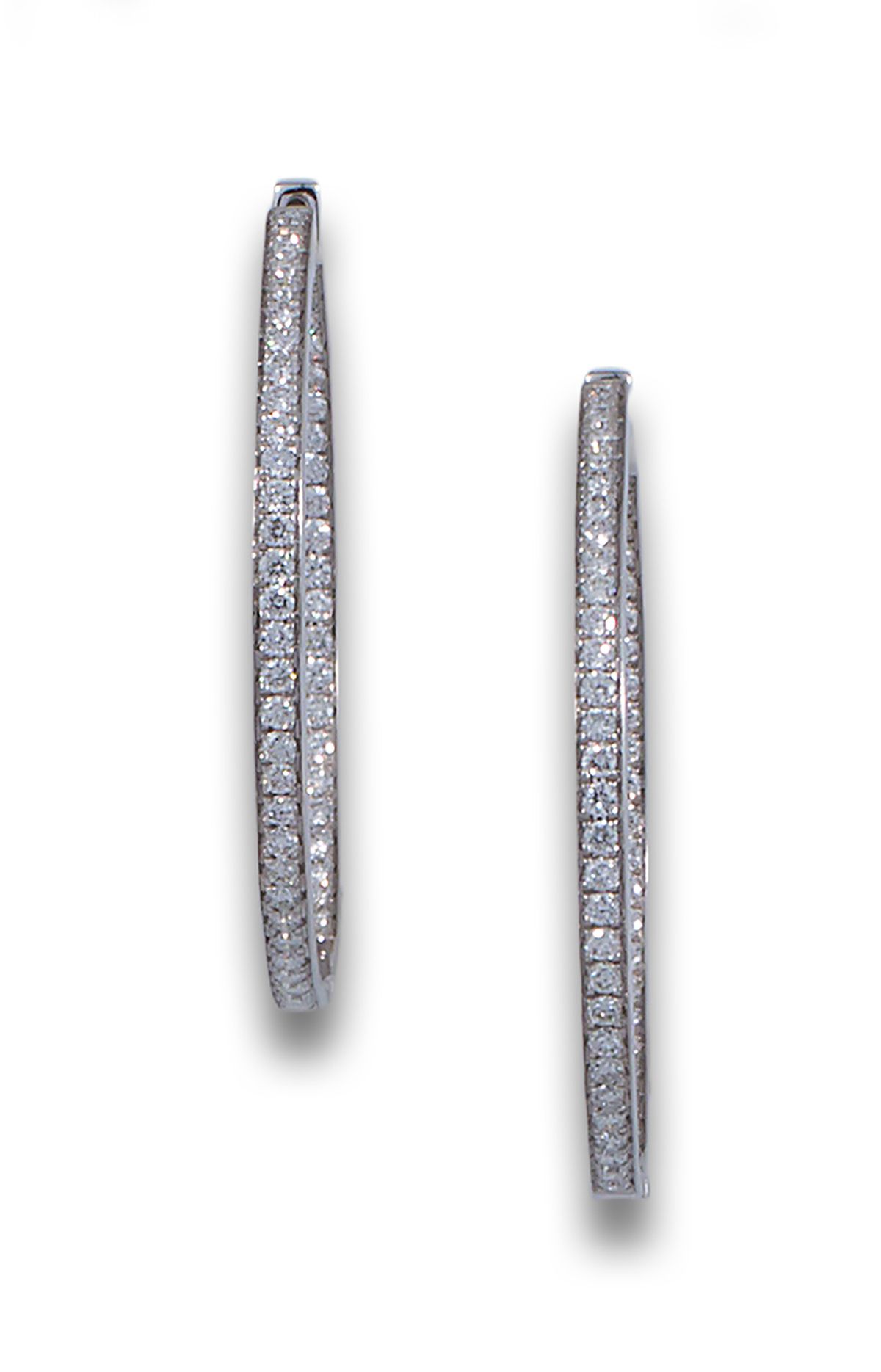 WHITE GOLD PAVE DIAMOND HOOPS 18K白金耳环，镶有110颗明亮式切割钻石，估计总重量为1.65克拉。