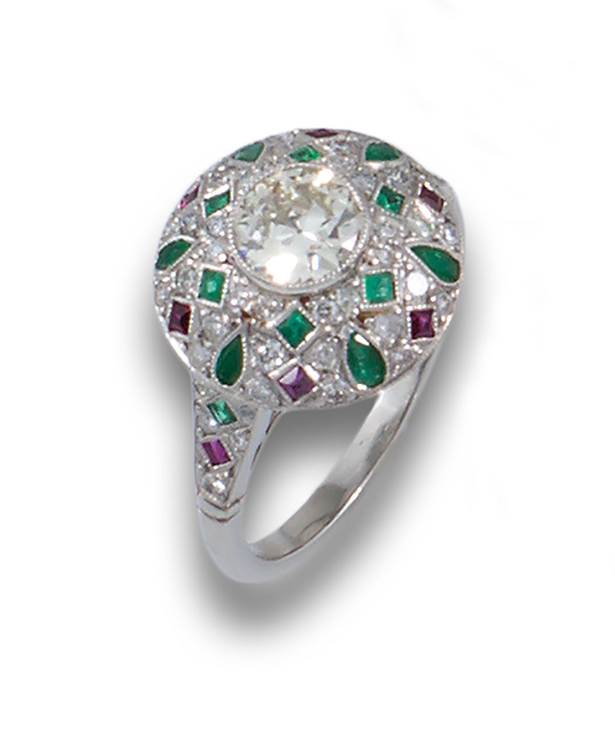 PLATINUM EMERALD DIAMOND DECO RING Art Deco 铂金戒指，镶嵌明亮式切割钻石和刻面红宝石和祖母绿，采用明亮式切割钻石米勒&hellip;