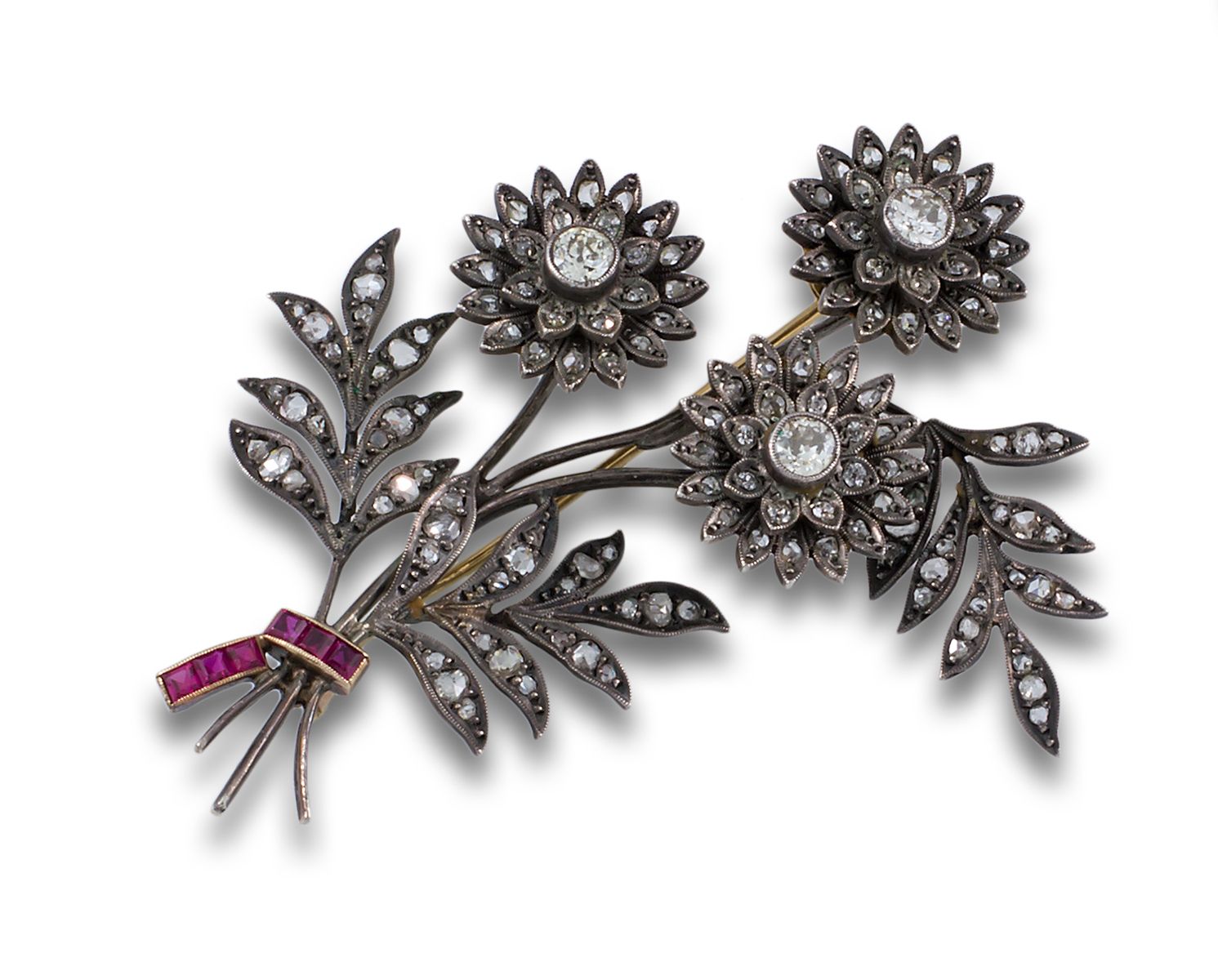 Brooch bouquet of flowers with diamonds and ruby bow. 胸针花束，约1850年，18K黄金和银，镀老式切割钻&hellip;