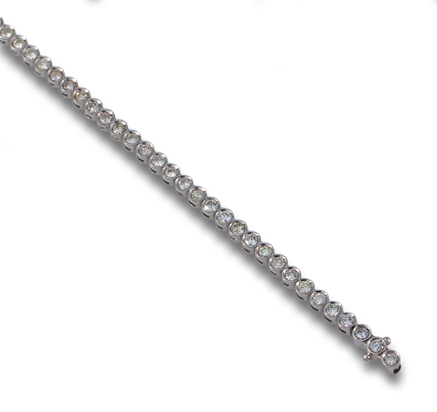 GOLD BRACELET CHATONS DIAMONDS 37 Rivière手镯，18K白金chaton设计，镶嵌明亮式切割钻石 .