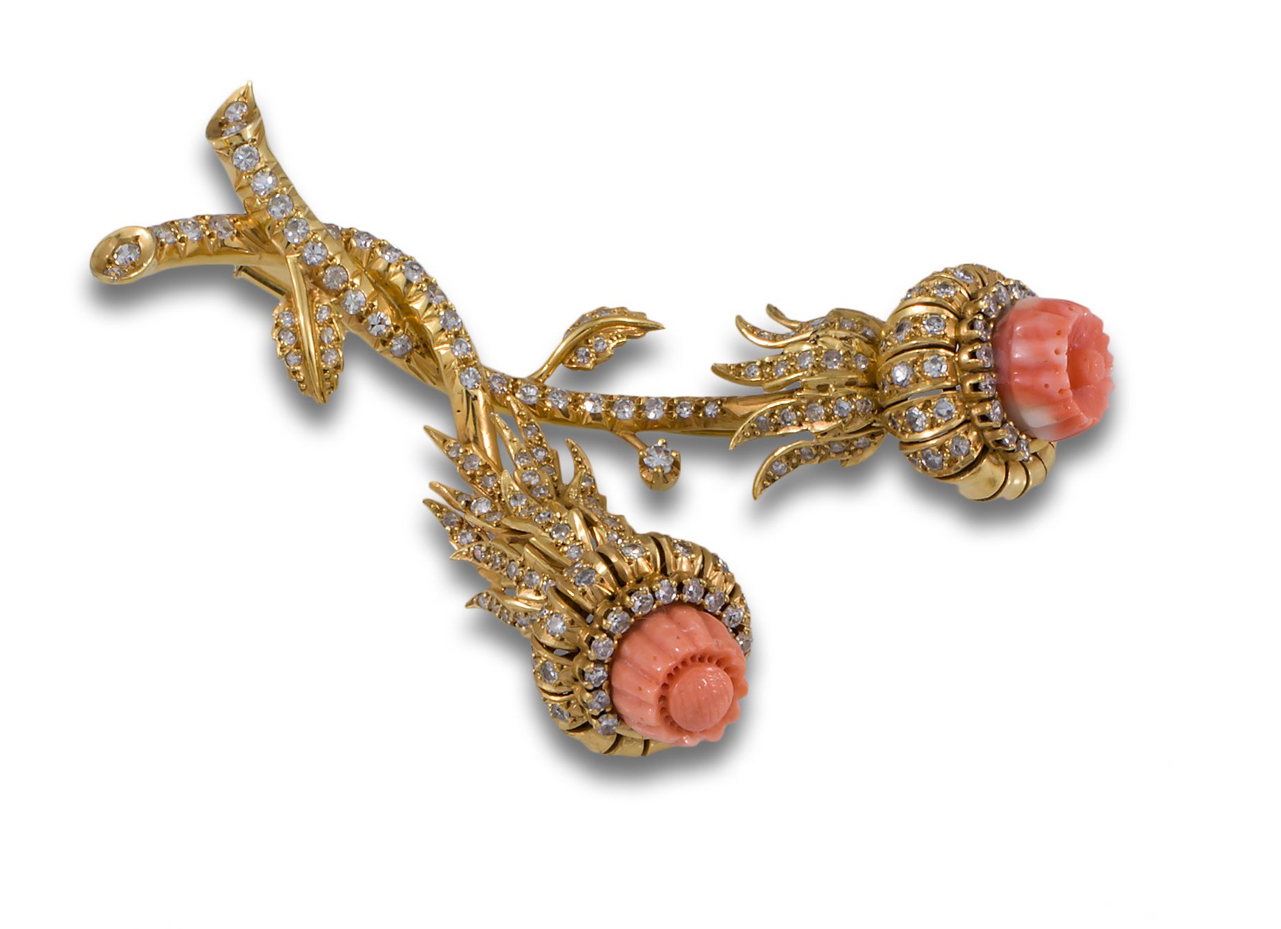 BROOCH FLOWERS GOLD DIAMONDS CORAL 胸针1950年的花束设计，18K黄金，珊瑚花和钻石，单一切割；穿孔。.