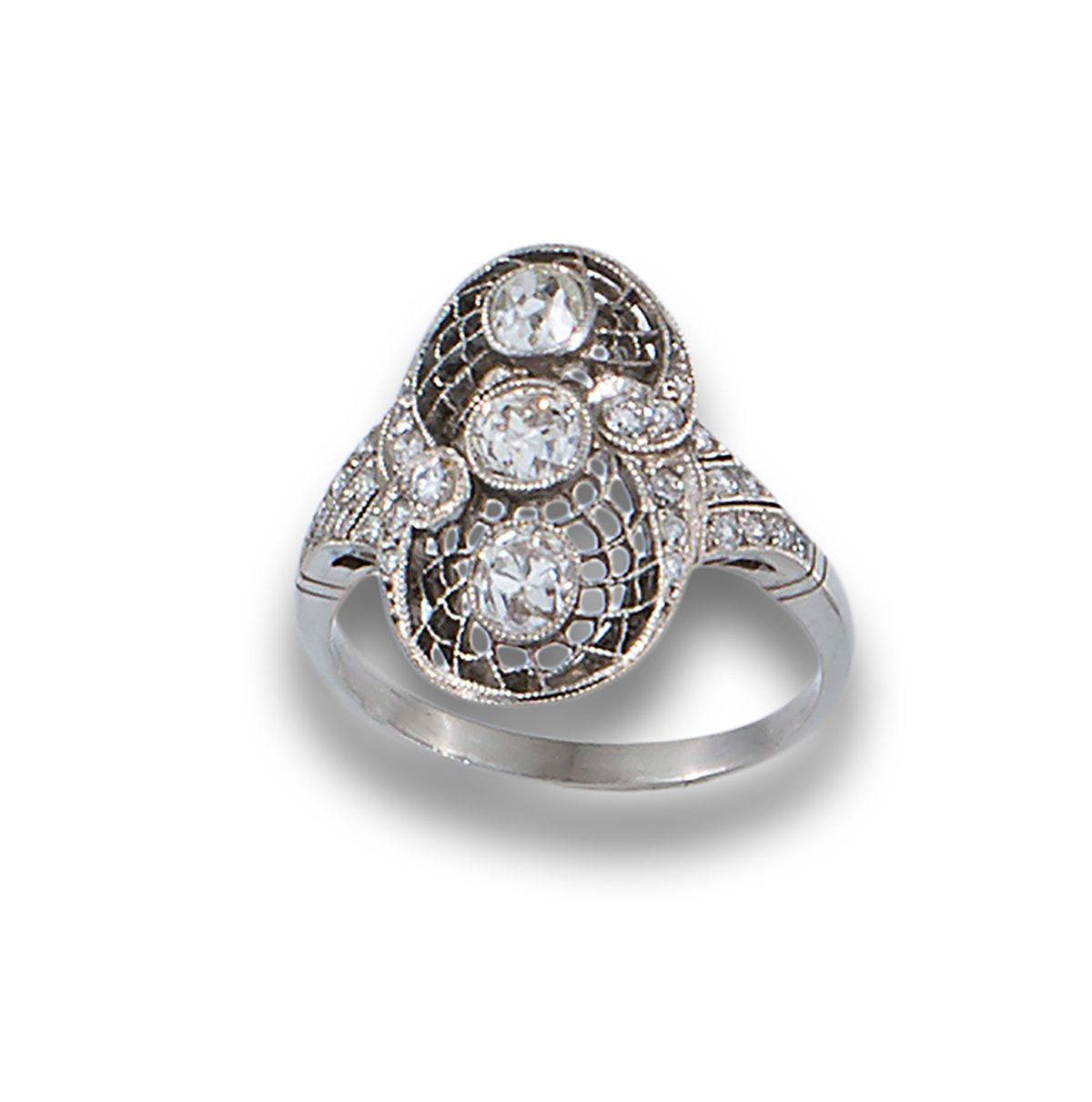DECO TRIPLE DIAMOND RING 铂金三连体戒指，中央有钻石套筒，古式切割钻石和米勒格纹钻石 .