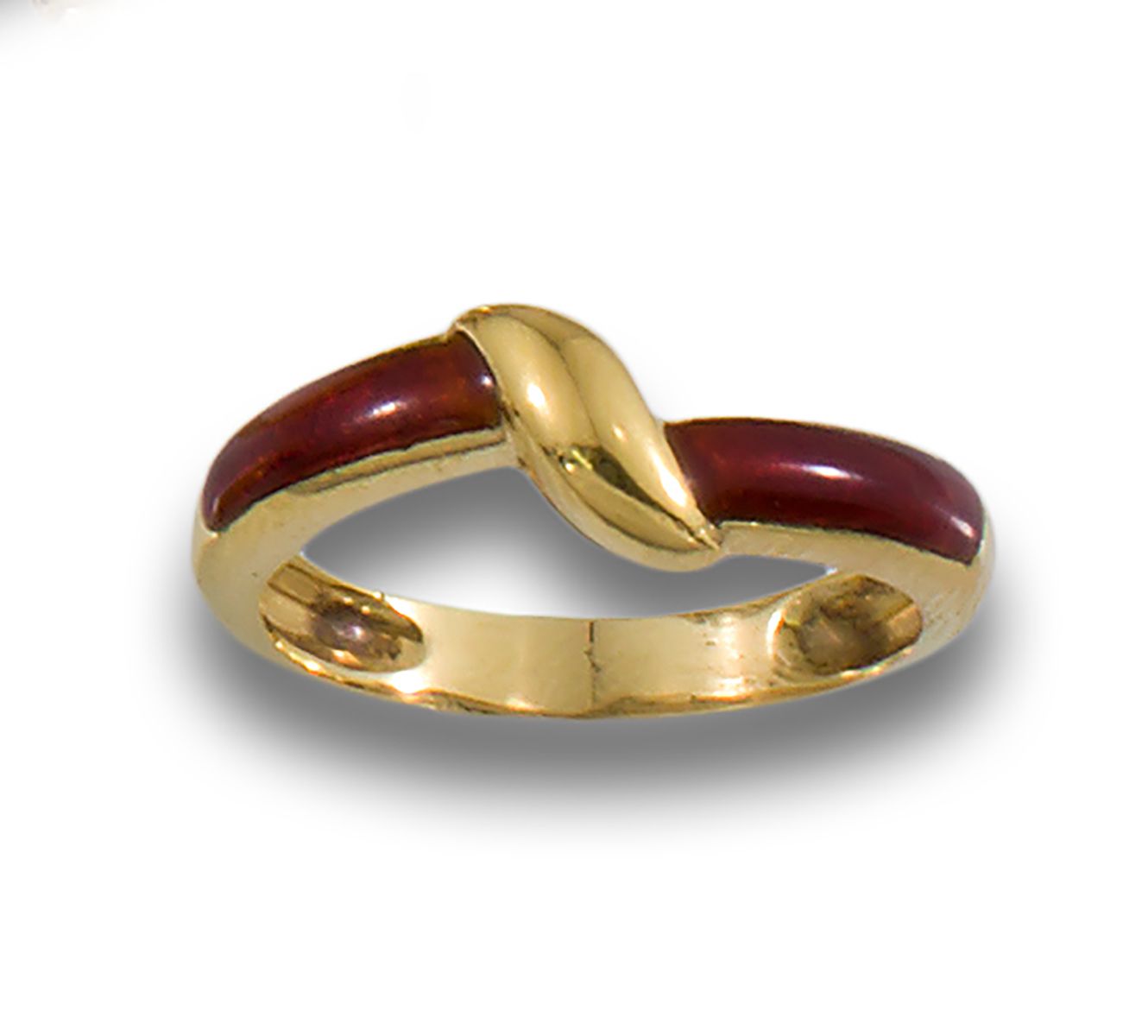 GOLD RING WITH BURGUNDY ENAMEL ARMS 18K黄金戒指，手臂上有精美的酒红色烧制珐琅 .